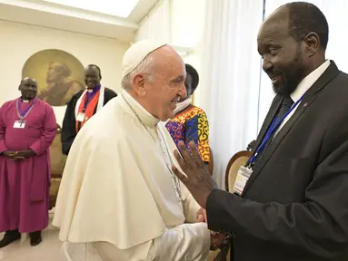 Paus Fransiskus berjabat tangan dengan Presiden Sudan Selatan, Salva Kiir dalam pertemuan dengan pemimpin Sudan Selatan di Vatikan, Kamis (11/4). Dalam pertemuan itu, Paus Fransiskus mencium kaki baik pejabat pemerintah maupun oposisi untuk menjaga perdam