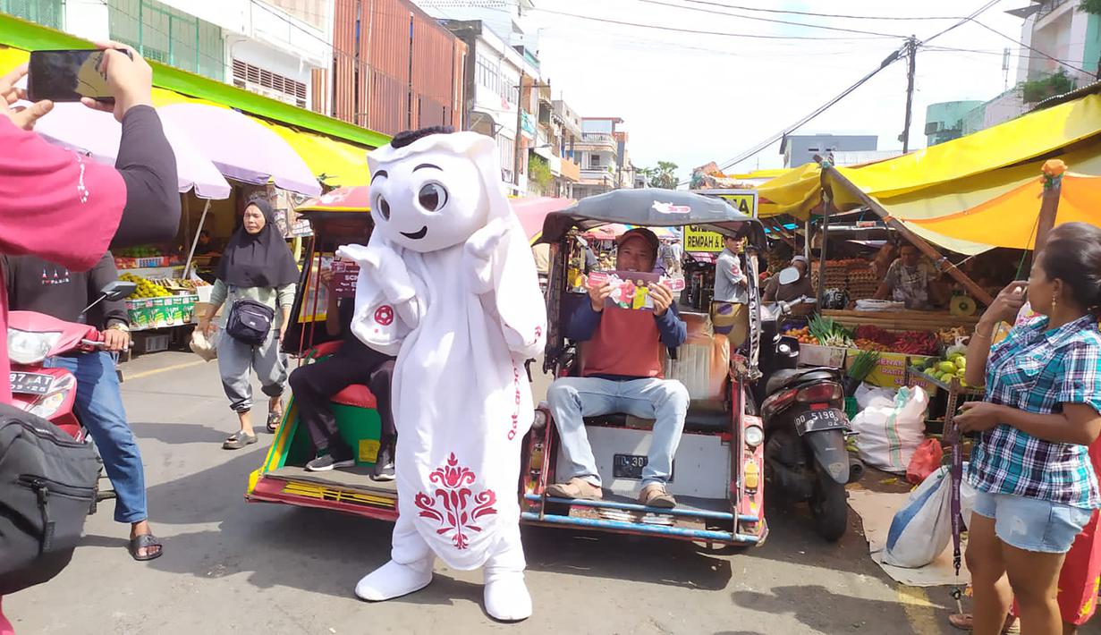 Pada pagi hingga siang hari, La'eeb mengawali kunjungannya pada hari kedua di Makassar dengan menyambangi Pasar Terong Makassar. (Procomm Surya Citra Media)