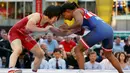 Yuki Irie dari Jepang saat bertarung dengan Victoria Anthony asal AS saat pertandingan gulat "Beat the Streets" di New York Times Square, (17/5). (AP Photo/Kathy Willens)