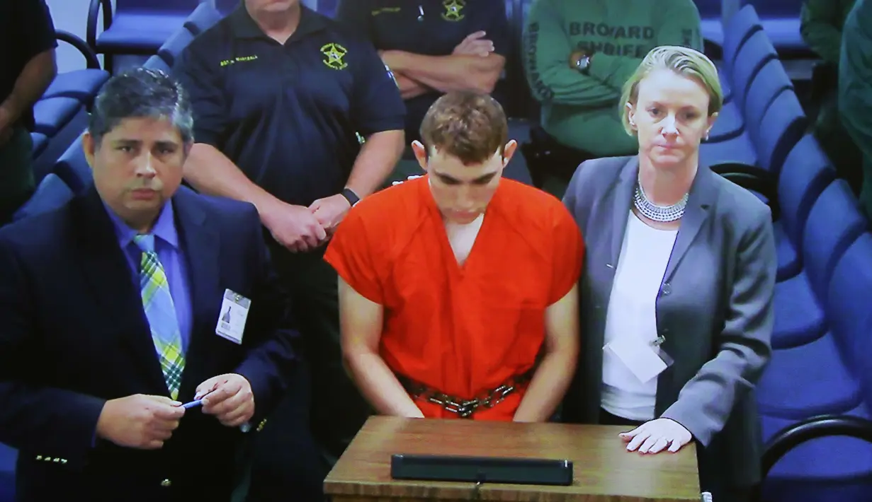 Pelaku penembakan massal di Florida, Nikolas Cruz mengenakan baju tahanan, Florida (15/2). Menurut guru Matematika di Majory Jim Gard, Nikolas Cruz dikeluarkan dari sekolah karena sering melanggar administratif sekolah. (Susan Stocker/POOL/AFP)