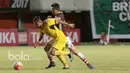 Aksi pemain Mitra Kukar, Zulham Zamrun melewati hadangan pemain Gresik United pada partai kedua Grup 1 Piala Presiden 2017 di Stadion Maguwoharjo, Sleman, Sabtu (4/2/2017). Mitra Kukar menang 1-0. (Bola.com/Nicklas Hanoatubun)