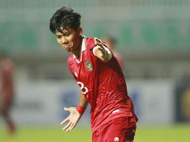 Bomber Timnas Indonesia U-17, Arkhan Kaka, melakukan selebrasi ala striker legendaris Tim Garuda, Bambang Pamungkas usai merobek gawang Uni Emirat Arab (UEA) dalam laga Kualifikasi Piala Asia U-17 2023 di Stadion Pakansari, Cibinong, Rabu (5/10/2022). (Bola.com/M Iqbal Ichsan)