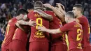 Para pemain AS Roma merayakan gol yang dicetak oleh Nicolo Zaniolo ke gawang AC Milan pada laga Serie A 2019 di Stadion Olympic, Senin (27/10). AS Roma menang dengan skor 2-1. (AP/Andrew Medichini)