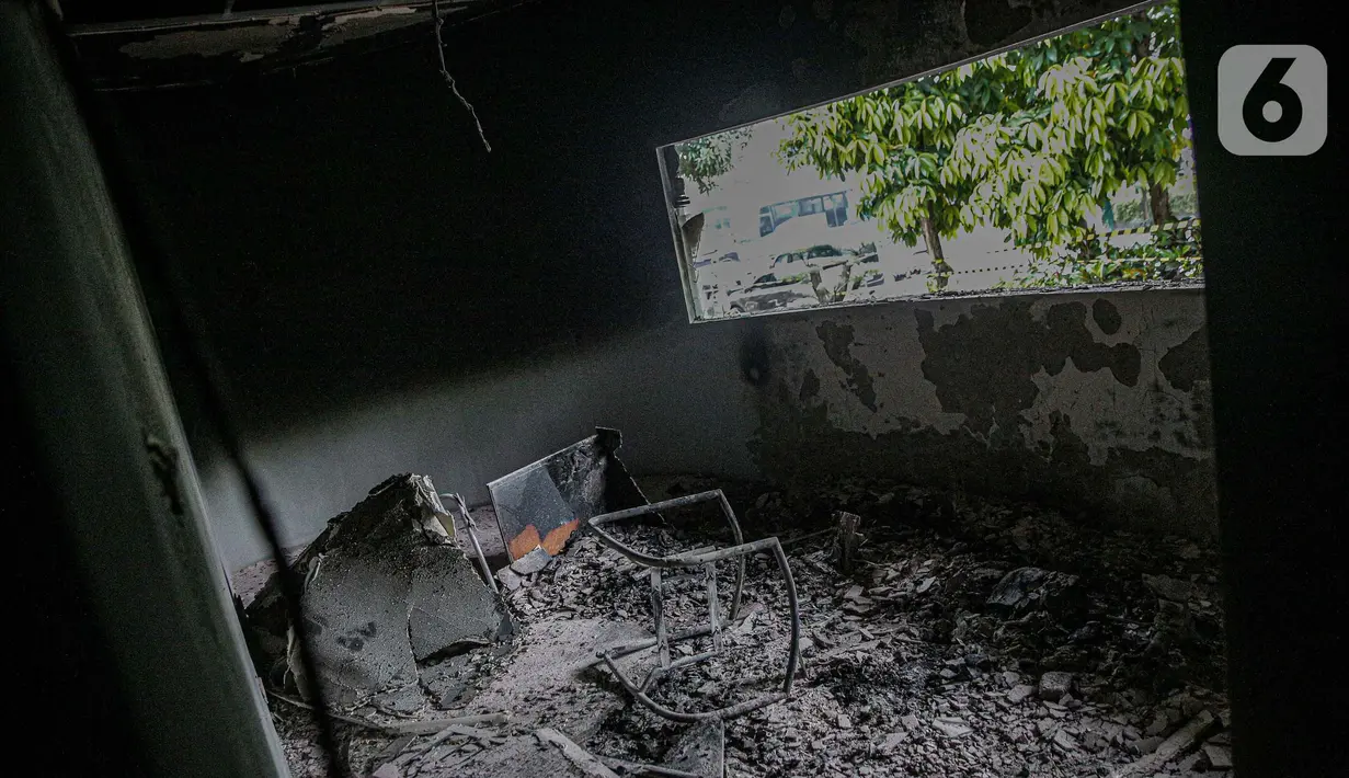 Kondisi Pos Polisi Subsektor Pejompongan pasca dibakar pihak tak dikenal usai aksi berujung ricuh di depan Gedung DPR/MPR RI, Jakarta, Selasa (12/4/2022). Pospol tersebut dibakar tepat setelah ada bentrokan yang melibatkan pihak kepolisian di sekitar lokasi kejadian. (Liputan6.com/Faizal Fanani)