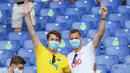 Seorang pendukung Ukraina dan Inggris berpose sebelum pertandingan Perempatfinal EURO 2020 antara Ukraina melawan Inggris di Stadion Olimpiade, Roma pada 3 Juli 2021.(AFP/Pool/Ettore Ferrari)