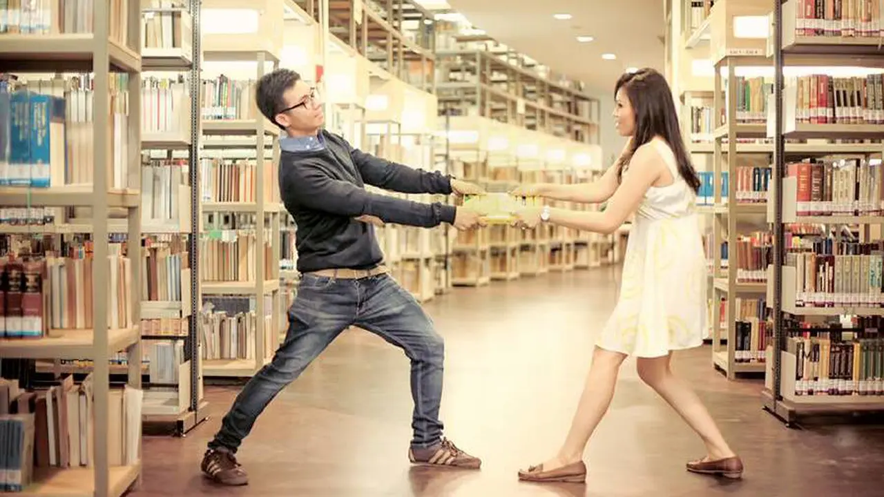Foto prewedding bakal lebih punya manfaat mendalam bila dilakukan di tempat-tempat yang berarti bagi keduanya.