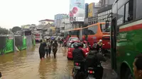 Banjir di Kampung Pulo, Jalan Jatinegara Barat Macet Total