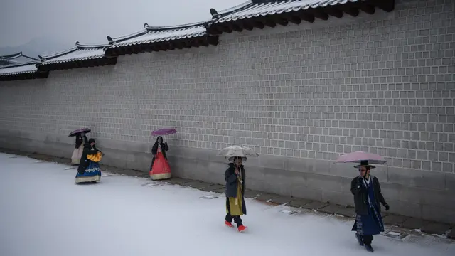 Saat Istana Gyeongbok di Korea Selatan Diselimuti Salju
