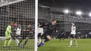 Pemain Manchester City John Stones (kedua kanan) melakukan selebrasi usai mencetak gol ke gawang Fulham pada pertandingan Liga Inggris di Stadion Craven Cottage, London, Inggris, Sabtu (13/3/2021). Manchester City menang 3-0. (Adam Davy/Pool via AP)