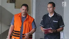 Tersangka suap fasilitas dan perizinan Lapas Sukamiskin, Andi Rahmat (kiri) usai menjalani pemeriksaan di Gedung KPK, Jakarta, Kamis (30/8). Andi merupakan orang kepercayaan narapidana kasus suap Bakamla Fahmi Darmawansyah. (Merdeka.com/Dwi Narwoko)