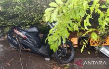Pengendara Motor Tewas Tertimpa Pohon di Cianjur Saat Berteduh dari Hujan Deras