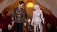 Lesti Kejora Tampil Serasi dengan Rizky Billar dan Abang L, Kompak Pakai Batik di Kondangan