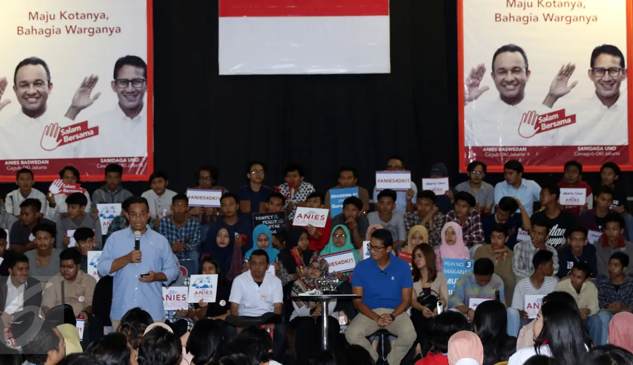 Cagub DKI Jakarta, Anies Baswedan (kiri berdiri) saat melakukan tatap muka dan tanya jawab dengan pemuda di GOR Jakarta Timur, Rabu (4/1). Anies Sandi memaparkan rencana pembangunan beberapa sarana olahraga. (Liputan6.com/Helmi Fithriansyah)