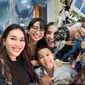 Kedekatan Ayu Ting Ting dengan Wali Murid Teman Bilqis (Sumber: Instagram/ayutingting92)