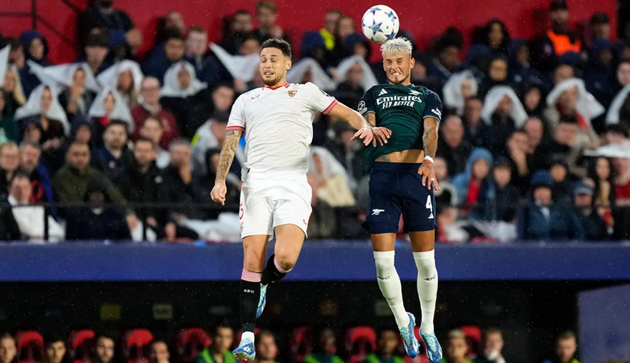 Gol pertama Arsenal diawali umpan Gabriel Jesus sebelum dituntaskan Martinelli melewati kiper Sevilla Orjan Nyland. (AP Photo/Jose Breton)