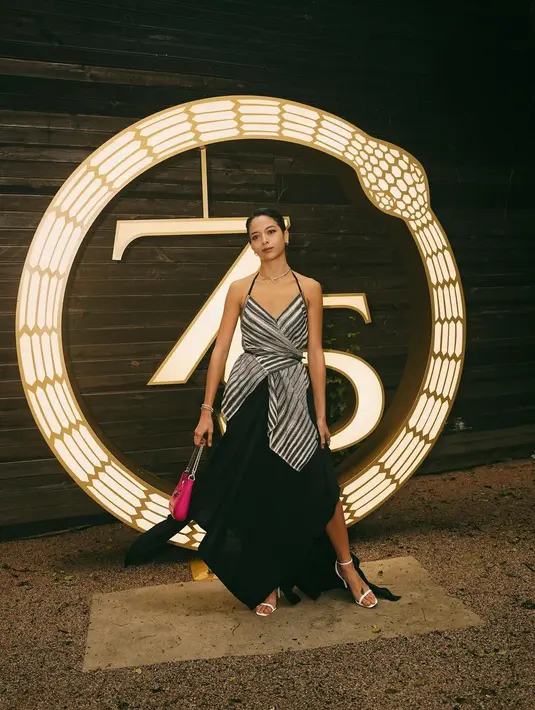 Dipadukan dengan rok asimetris yang bikin Putri Marino terlihat glamor [@putrimarino]