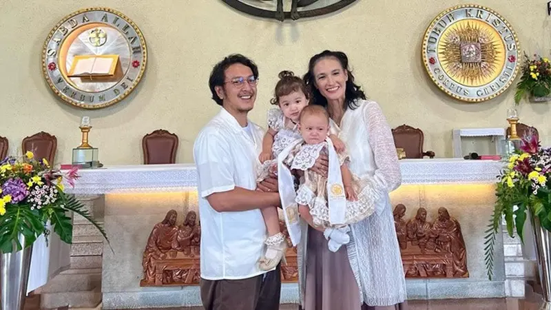 6 Momen Baby Djala Anak Nadine Chandrawinata dan Dimas Anggara di Baptis, Pakai Gaun Warisan