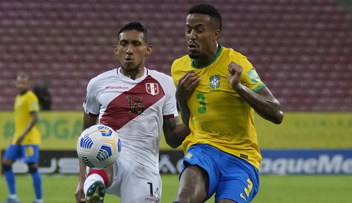 Usai ketinggalan, Peru mencoba memberi perlawanan. Namun Christofer Gonzales dan kawan-kawan belum mampu memberikan ancaman berarti meski beberapa kali mampu masuk ke kotak penalti Brasil. (Foto: AP/Andre Penner)