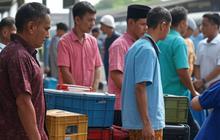 Nasib Porter Angkut Barang di Stasiun Gambir, Rela Mudik Belakangan Demi Baju Baru Anak Semata Wayang