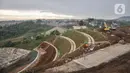 Aktivitas pekerja menggunakan kendaraan alat berat saat menyelesaikan proyek pembangunan Bendungan Ciawi, Bogor, Jawa Barat, Minggu (18/12/2022). Kementerian Pekerjaan Umum dan Perumahan Rakyat (PUPR) melalui Direktorat Jenderal Sumber Daya Air (Ditjen SDA) menyatakan, pembangunan Bendungan Ciawi di Megamendung, Kabupaten Bogor, Jawa Barat, sudah mencapai 93 persen dan rencananya akan diresmikan pada Rabu (21/12) mendatang oleh Presiden Joko Widodo. (merdeka.com/Iqbal S. Nugroho)