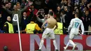 Striker Real Madrid Cristiano Ronaldo merayakan gol usai membobol gawang Juventus lewat tendangan penalti di petandingan Liga Champions di stadion Santiago Bernabeu, Madrid (11/4). Gol Ronaldo membawa timnya melaju ke semifinal. (AP Photo/Francisco Seco)