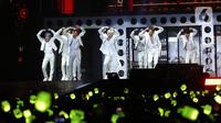 Grup idola K-Pop NCT 127 tampil dalam tur konser dunia kedua bertajuk "NEO City: Jakarta - THE LINK" di ICE BSD City, Tangerang, Banten, Jumat (4/11/2022). Tampil dalam balutan busana serba putih, NCT 127 membawakan sejumlah lagu di antaranya 'Kick It' dan 'Lemonade'. (Liputan6.com/Johan Tallo)