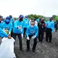 Menteri Kelautan dan Perikanan Sakti Wahyu Trenggono membersihkan sampah laut Pantai Parangkusumo Bantul Yogyakarta, Jumat (28/1/2022).