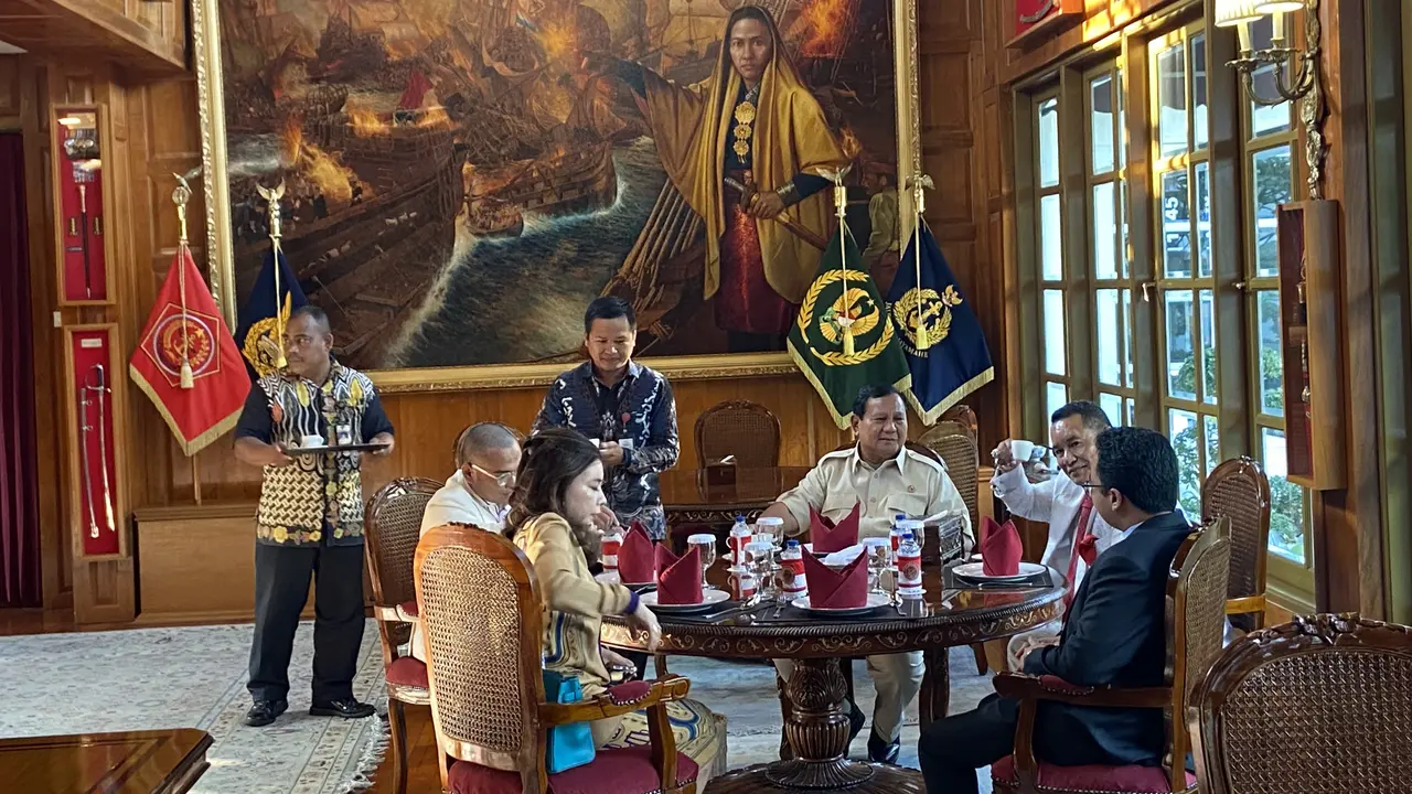 Pengacara kondang Hotman Paris Hutapea bertemu Menteri Pertahanan Prabowo Subianto Kamis sore, (10/8/2023). (Liputan6.com/Muhammad Radityo Priyasmoro)