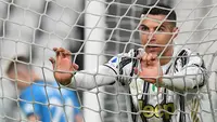 Cristiano Ronaldo. Striker Portugal yang sejak awal musim 2021/2022 kembali memperkuat Manchester United ini menjadi pemain uzur dengan nilai transfer termahal hingga saat ini. Momen itu terjadi kala Juventus merekrutnya dari real Madrid senilai 117 juta euro atau kini setara Rp1,7 triliun pada awal musim 2018/2019 saat CR-7 berusia 33 tahun. (AFP/Isabella Bonotto)