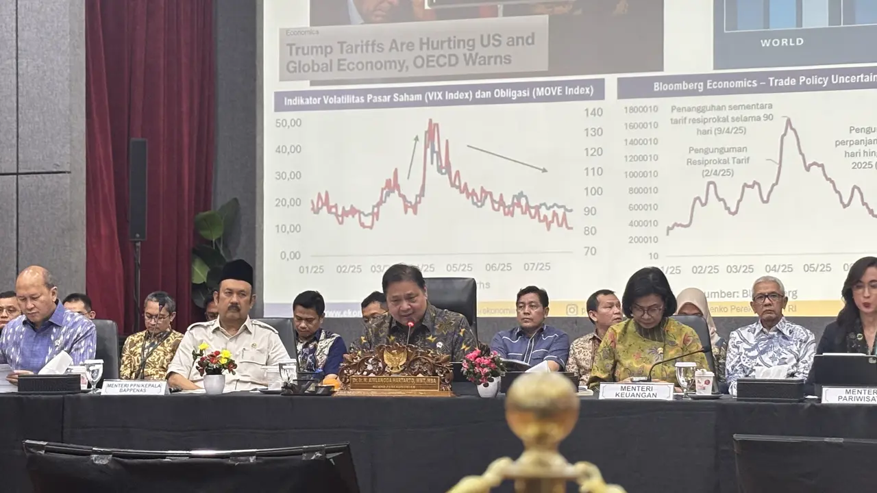 Menko Bidang Perekonomian Airlangga Hartarto saat konferensi pers di Kantor Kemenko Perekonomian, Jakarta, Selasa (5/8/2025). (Foto: Liputan6.com/Tira Santia)