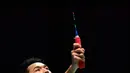 Tunggal putra Indonesia, Jonatan Christie mengembalikan kok ke tunggal putra Denmark, Anders Antonsen pada babak perempat final Jepang Terbuka 2019 di Tokyo, Jumat (26/7/2019). Jonatan Christie lolos ke semifinal setelah menang dua gim langsung 21-12, 21-14. (TOSHIFUMI KITAMURA/AFP)