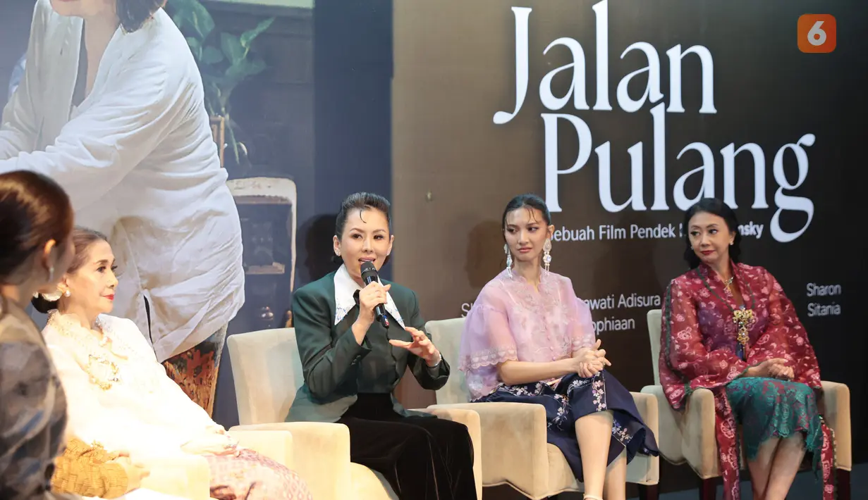 Program Director Bakti Budaya Djarum Foundation Renitasari Adrian menjelaskan film pendek Jalan Pulang mengajak masyarakat memahami kebaya sebagai warisan budaya yang menyimpan kisah dan nilai yang perlu diteruskan kepada generasi berikutnya di Jakarta, Rabu (22/7/2026). (KLY/Budy Santoso)