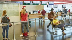 Para penumpang menunggu di Bandara Internasional Wina di Wina, Austria, pada 15 Juli 2020. Jumlah volume penumpang di Bandara Internasional Wina selama periode Januari hingga Juni 2020 turun 65,3 persen ke angka 5,1 juta. (Xinhua/Georges Schneider)