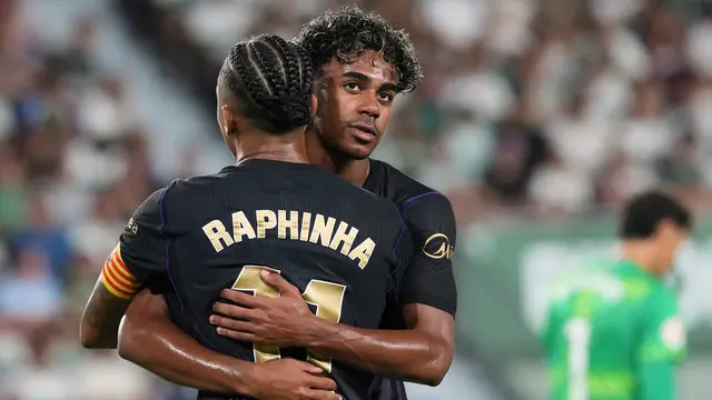 Pemain Barcelona Raphinha merayakan gol bersama Lamine Yamal