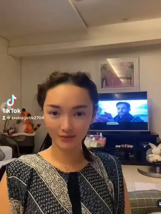 Kecantikan Zaskia Gotik yang natural membuat istri dari Sirajuddin Mahmud Bambang ini kebanjiran pujian dari warganet. (Foto: instagram.com/zaskia_gotix)