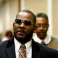 R Kelly dinyatakan bersalah dalam enam dakwaan. Di sisi lain, ia juga dinyatakan tak bersalah dalam tujuh dakwaan. (AP Photo/Matt Marton, File)