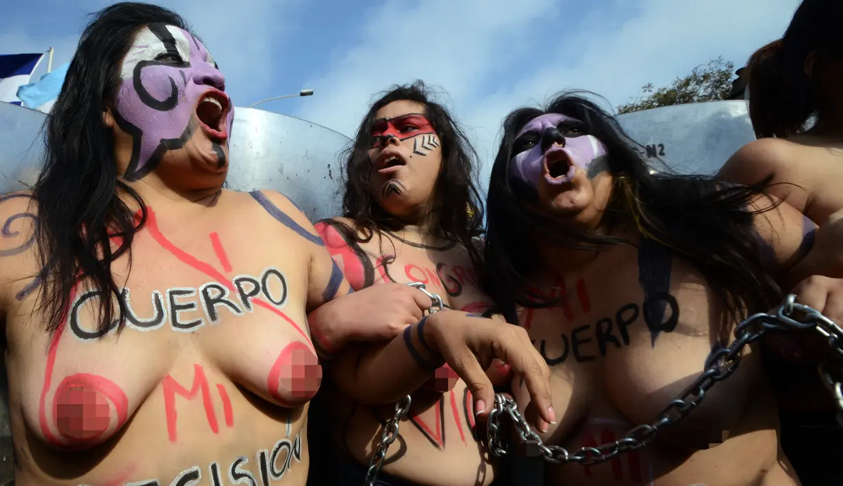 Ratusan aktivis merantai tubuh sambil telanjang dada saat menggelar aksi Hari Internasional untuk Penghapusan Kekerasan terhadap Perempuan di Lima, Peru, Rabu (25/11). Mereka menuntut legalisasi aborsi dalam kasus pemerkosaan. (AFP PHOTO/CRIS BOURONCLE)
