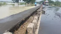 Banjir yang terjadi di sejumlah wilayah di pantura barat merusak median dan badan jalan. (Liputan6.com/Fajar Eko Nugroho)