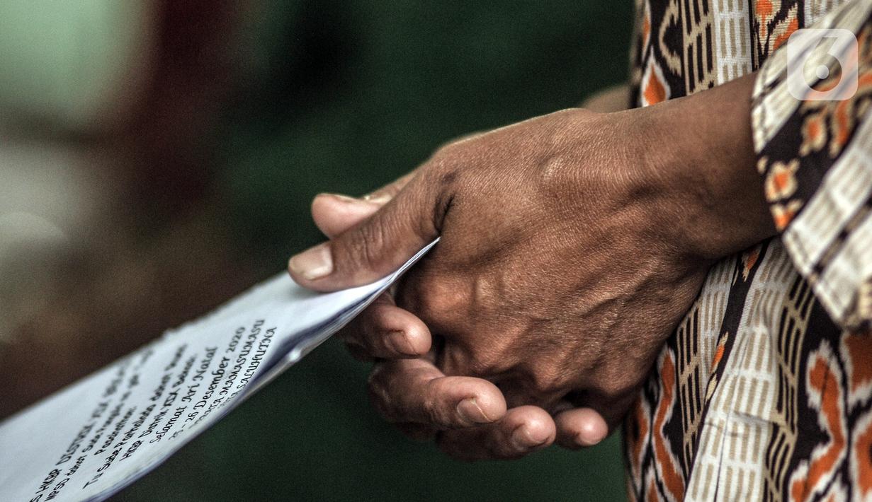 Kepal tangan jemaat HKBP Filadelfia saat berdoa dalam ibadah malam Natal di Gedung Serbaguna Mandiri Sejahtra CBL, Desa Sumber Jaya, Tambun, Bekasi, Jawa Barat, Kamis (24/12/2020). Pada 2018, jemaat menggelar ibadah Natal dengan hikmat meski berada dalam keterbatasan. (merdeka.com/Iqbal S. Nugroho)