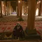 Seorang umat Muslim berdoa di  masjid Jamia selama bulan suci Ramadhan di Srinagar (20/4/2021). Terletak di Nowhatta di tengah Kota Tua, Masjid ini dibuat Sultan Sikandar pada 1394 M dan selesai pada 1402 M, atas perintah Mir Mohammad Hamadani, putra Mir Sayyid Ali Hamadani. (AFP/ Tauseef Mustafa)