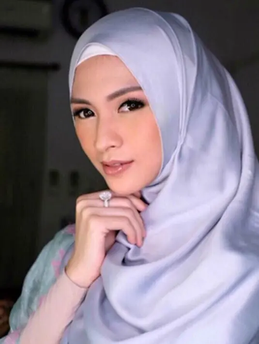 Merubah penampilannya, Donita semakin terlihat cantik saat berhijab (Liputan6.com/IG/donitabhubiy)
