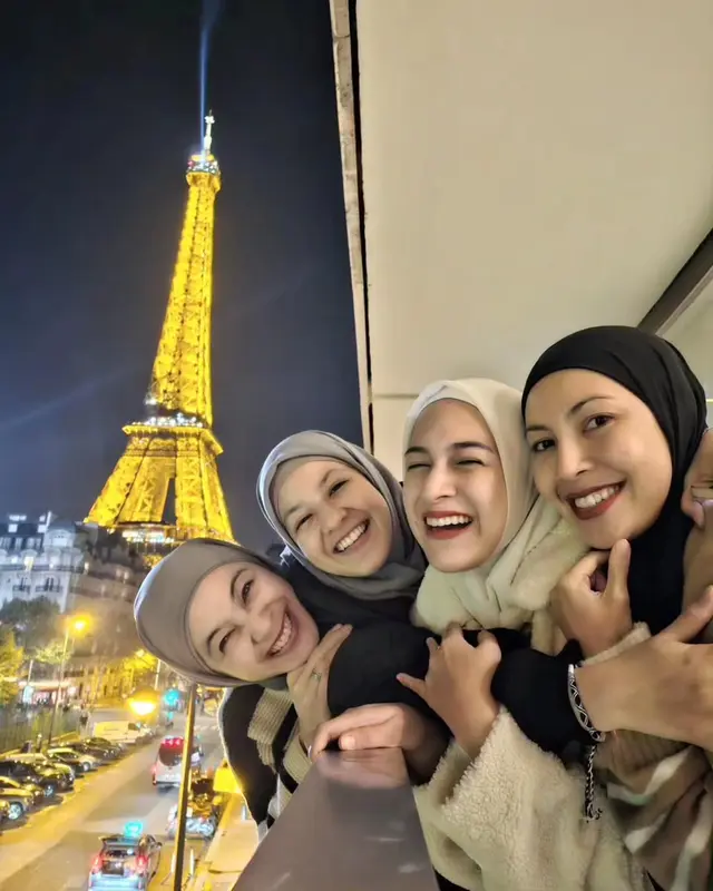 10 Potret kompak geng Rahayu saat ngumpul bareng, momen liburannya curi perhatian