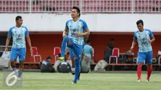 Kapten Gresik United Agus Indra Kurniawan (tengah) memimpin latihan uji lapangan jelang laga Piala Presiden 2017 di Stadion Maguwoharjo, Sleman, Jumat (3/2). Gresik United akan berhadapan dengan Mitra Kukar, Sabtu (4/2). (Liputan6.com/Helmi Fithriansyah)