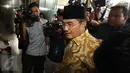 Ketua DKPP RI Jimly Asshiddiqie dikerumuni wartawan saat mendatangi Gedung KPK, Jakarta, Kamis (2/3). Kedatangan Jimly untuk beraudiensi dengan pimpinan KPK terkait rencana diskusi pemberantasan korupsi ke depan. (Liputan6.com/Helmi Afandi)