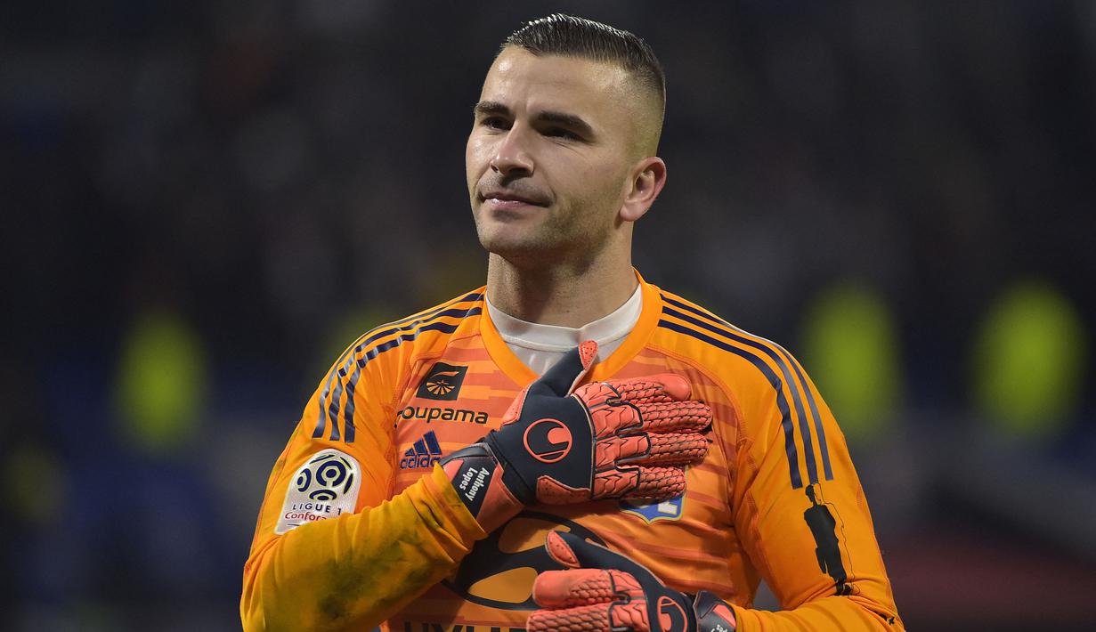 Anthony Lopes menjalani debutnya bersama Portugal di tahun 2015 dengan koleksi caps sebanyak 13 penampilan. Ia kalah bersaing dengan Rui Patricio yang tahun belakangan ini memiliki peran vital di bawah mistar gawang skuat Seleccao. (Foto: AFP/Romain Lafabregue)