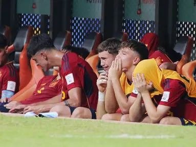 Suasana bench pemain Timnas Spanyol U-17 saat melawan Jerman U-17 pada babak perempat final Piala Dunia U-17 2023 di Jakarta International Stadium (JIS), Jumat (24/11/2023). Sejumlah Matador muda tampak kecewa dan menangis jelang babak kedua akan berakhir. (Bola.com/M Iqbal Ichsan)