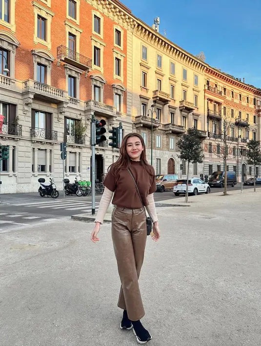 Sling bag dan sneakers hitam menjadi pelengkap yang manis dari penampilan Aaliyah secara keseluruhan. Aaliyah juga membiarkan rambut panjangnya yang diikal loose, tergerai indah, serta riasan wajah minimalis yang memancarkan kecantikan naturalnya. [Foto: Instagram/aaliyah.massaid]