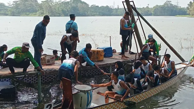 Atlet dayung dari klub Jung Kwatu tampil mewakili Kabupaten Mojokerto di ajang PORPROV Jawa Timur IX di Waduk Lahor, Malang.