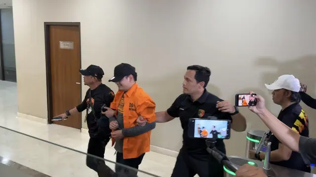 Mahendra Dito Sampurno alias Dito Mahendra, tersangka kasus dugaan kepemilikan senjata api (senpi) ilegal, saat tiba di Bareskrim Polri, Jumat (8/9/2023)