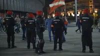 Seorang petugas kepolisian wilayah Basque, Spanyol, tewas setelah mencoba melerai bentrokan antara kelompok suporter Athletic Bilbao dan Spartak Moskow di luar Stadion San Mames, Kamis (22/2/2018). (AFP/Ander Gillenea)